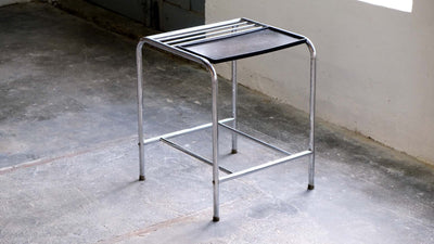Table d'appoint vintage Bauhaus avec étagère en bakélite noire