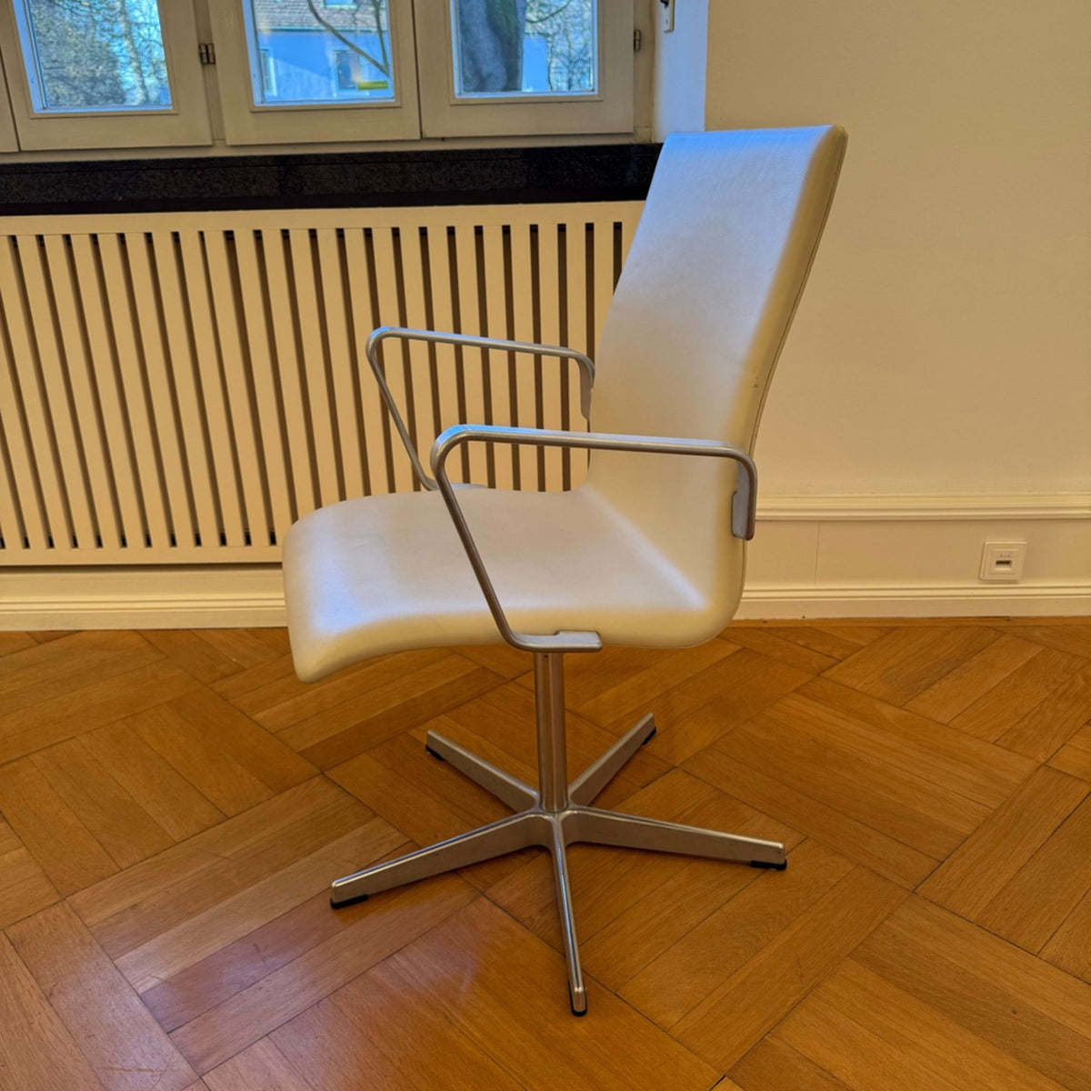 Bürostuhl Oxford von Arne Jacobsen für Fritz Hansen Limited Edition off white/chrom matt Pre-Loved