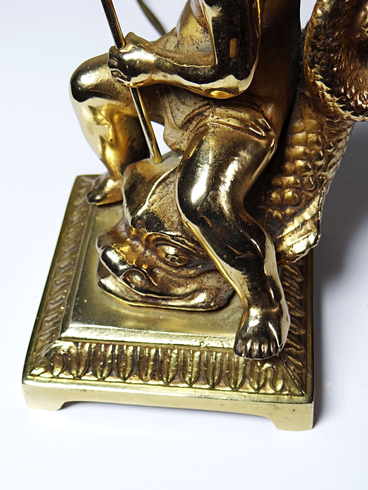 Vintage Tischlampe "Putto und Delfin" aus vergoldetem Metall, Art Deco