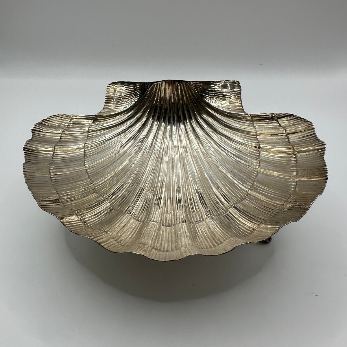 Große Muschelschale aus Sterling Silber dreibeinig dekorativ und skulptural