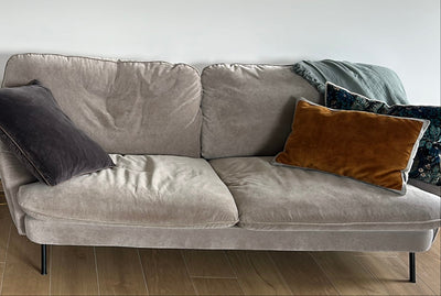 Canapé 3 places Fiona de SITS, velours Malibu beige, pieds noirs