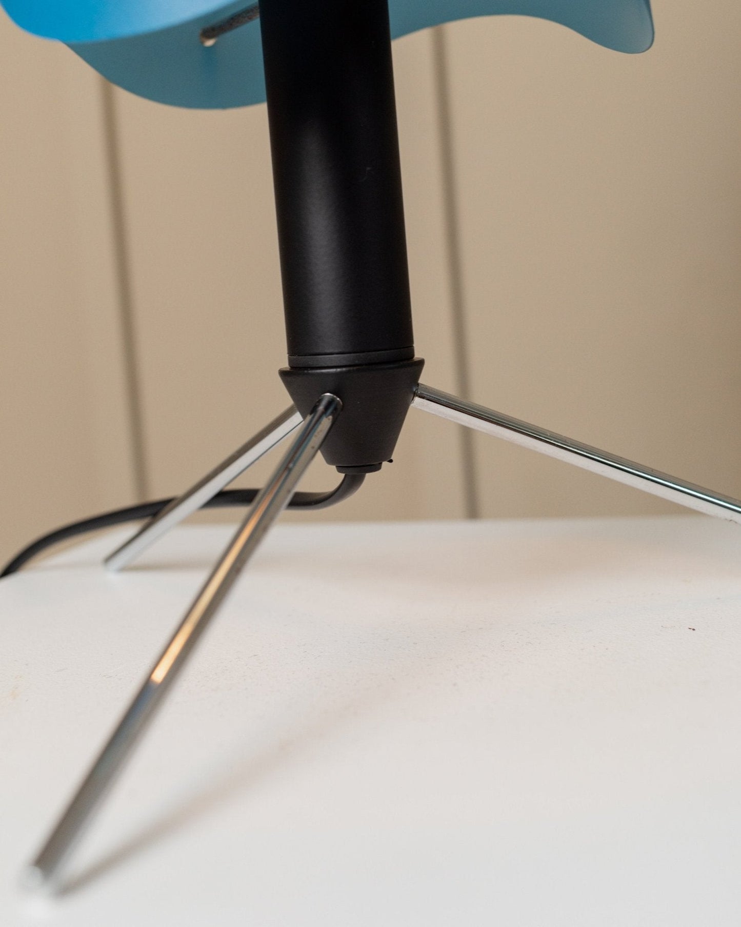 Lampe de table vintage années 80 style Memphis Italie, structure réglable en métal noir chromé