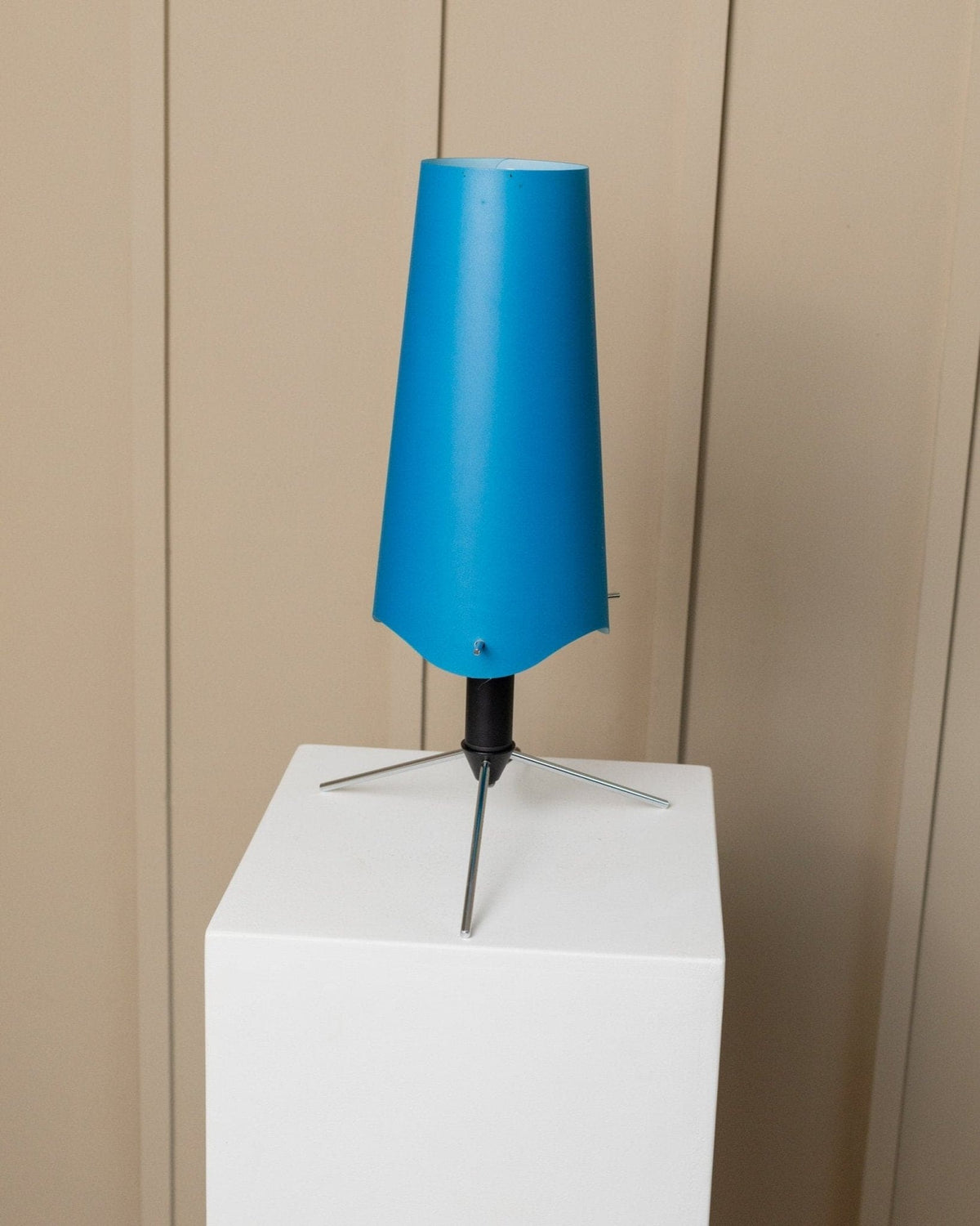 Vintage table lamp 80s Memphis style Italy, adjustable metal frame black chrome