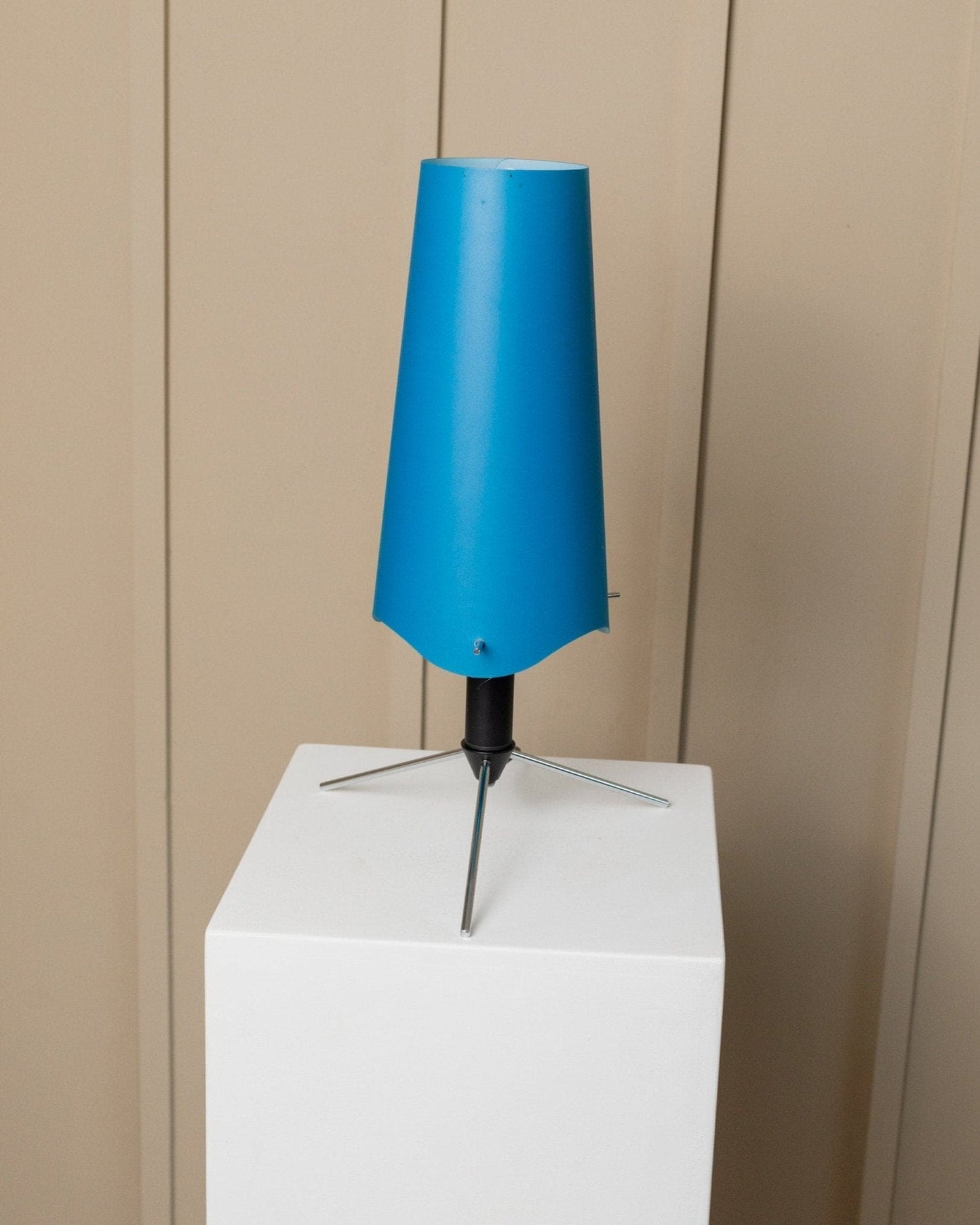 Lampe de table vintage années 80 style Memphis Italie, structure réglable en métal noir chromé