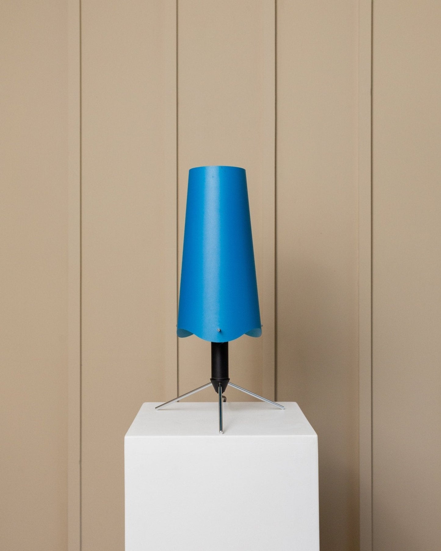 Lampe de table vintage années 80 style Memphis Italie, structure réglable en métal noir chromé