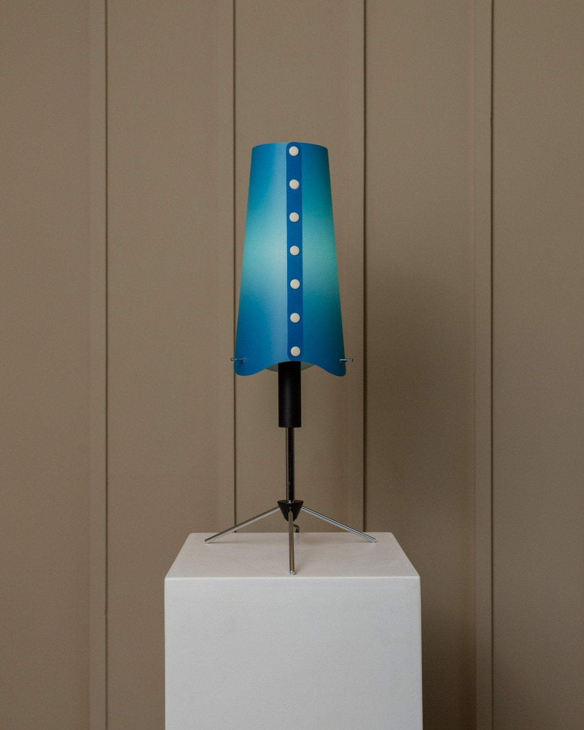 Vintage table lamp 80s Memphis style Italy, adjustable metal frame black chrome