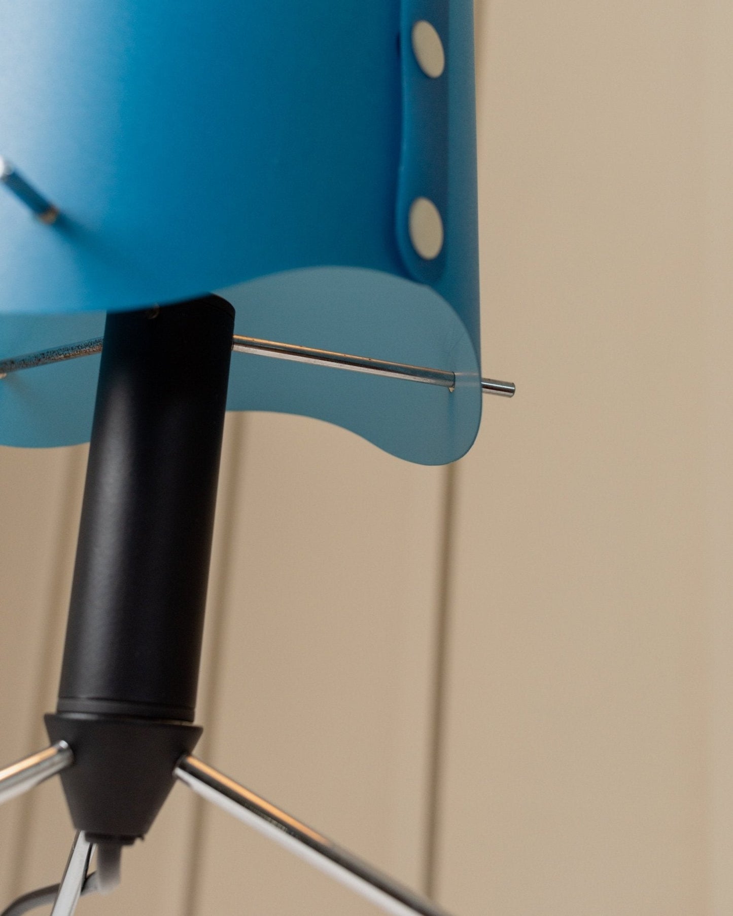 Lampe de table vintage années 80 style Memphis Italie, structure réglable en métal noir chromé