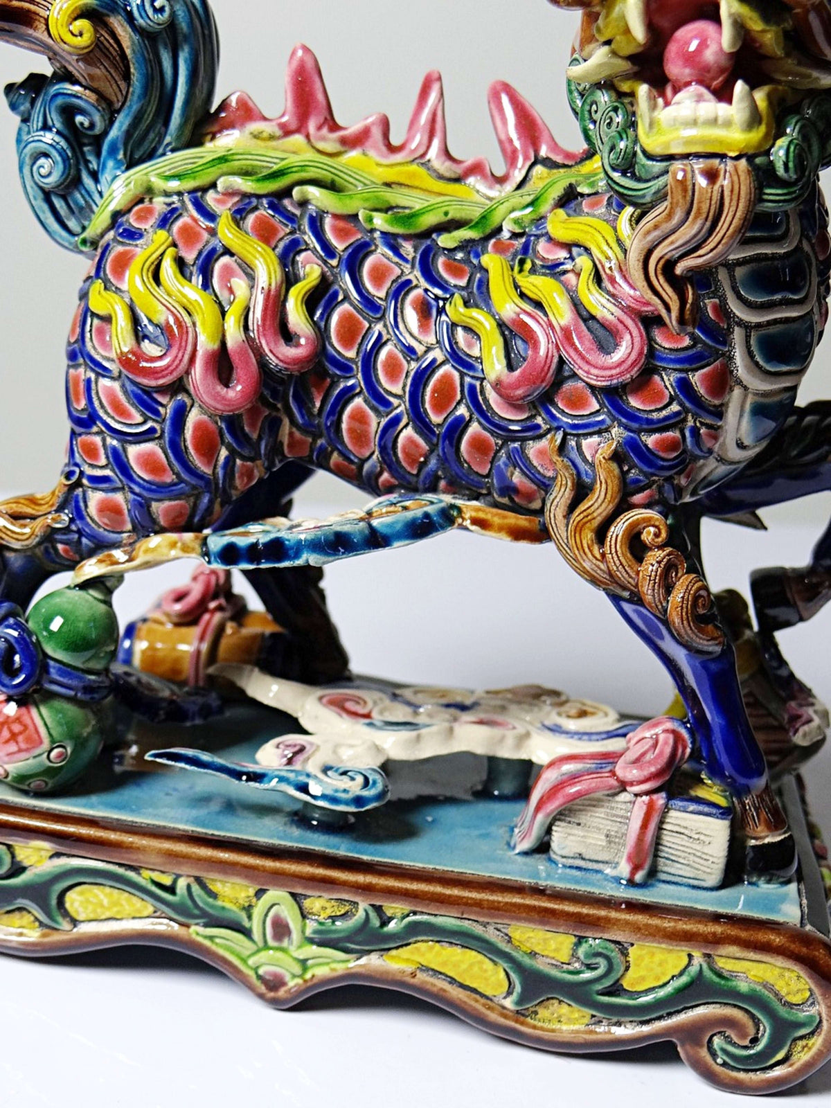 Chinesische Qilin Skulptur aus Keramik von Jiaozhi, polychrom emailliert