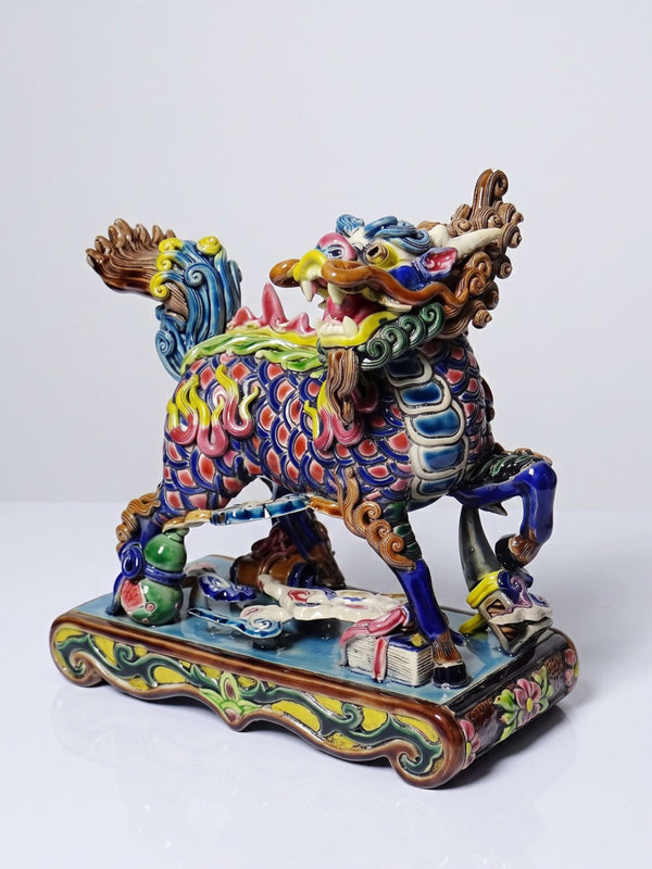 Chinesische Qilin Skulptur aus Keramik von Jiaozhi, polychrom emailliert