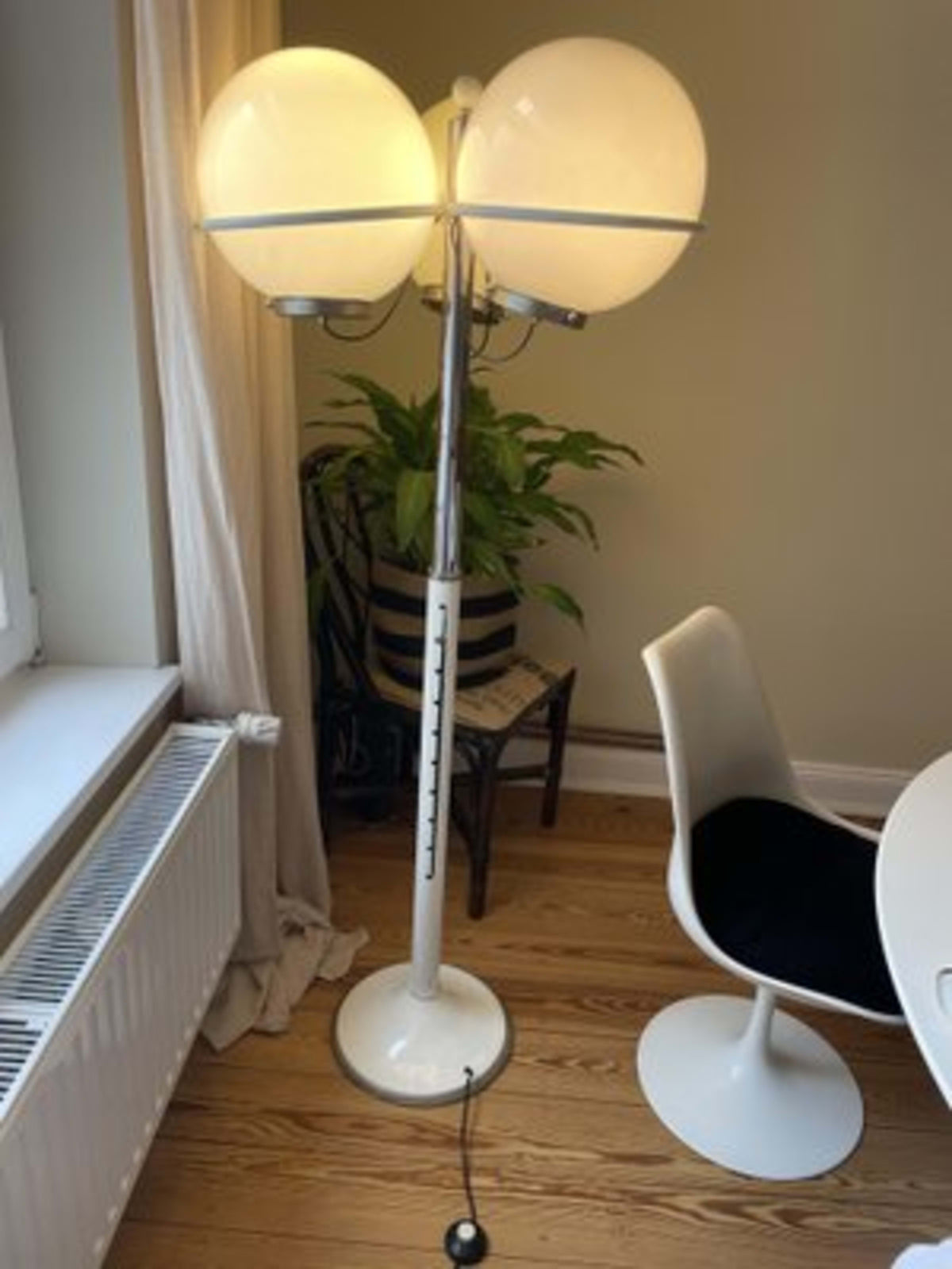 Vintage Stehlampe mit Kugelglas von Targetti Sankey für Targetti, Opalglas, weiß-silberfarben