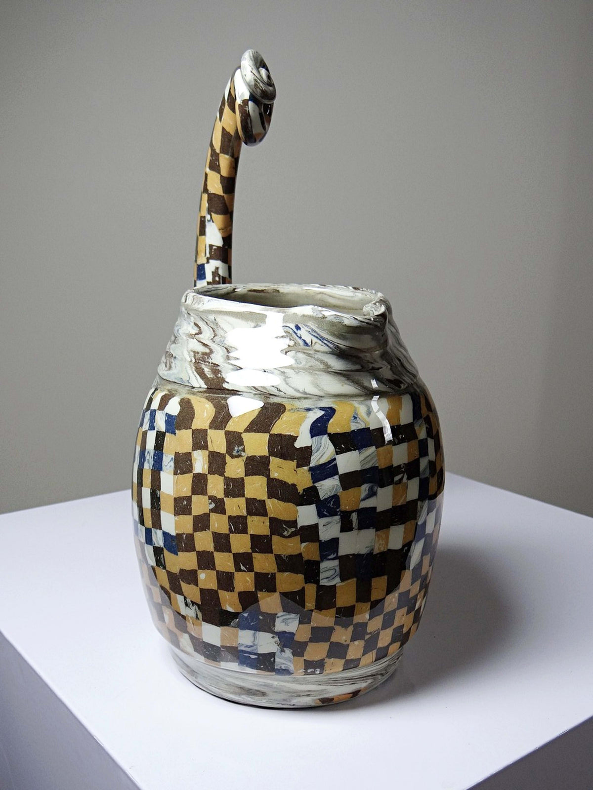 Keramik-Krug von Atelier 141 mit Schachbrettdekor