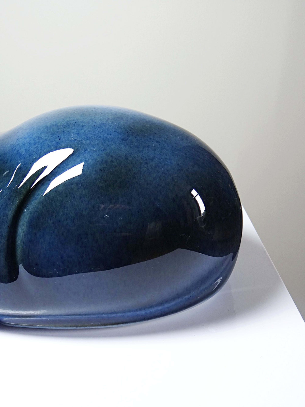 Vintage Skulptur "Liegende Katze" von Virebent, Porzellan Blau