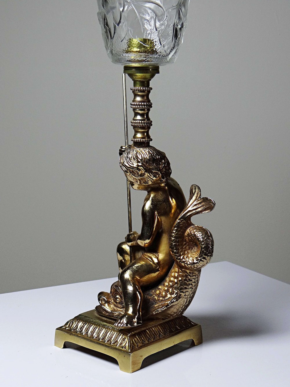 Vintage Tischlampe "Putto und Delfin" aus vergoldetem Metall, Art Deco