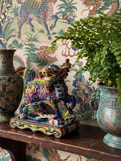 Chinesische Qilin Skulptur aus Keramik von Jiaozhi, polychrom emailliert