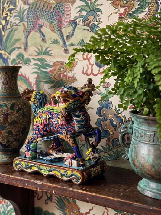 Chinesische Qilin Skulptur aus Keramik von Jiaozhi, polychrom emailliert