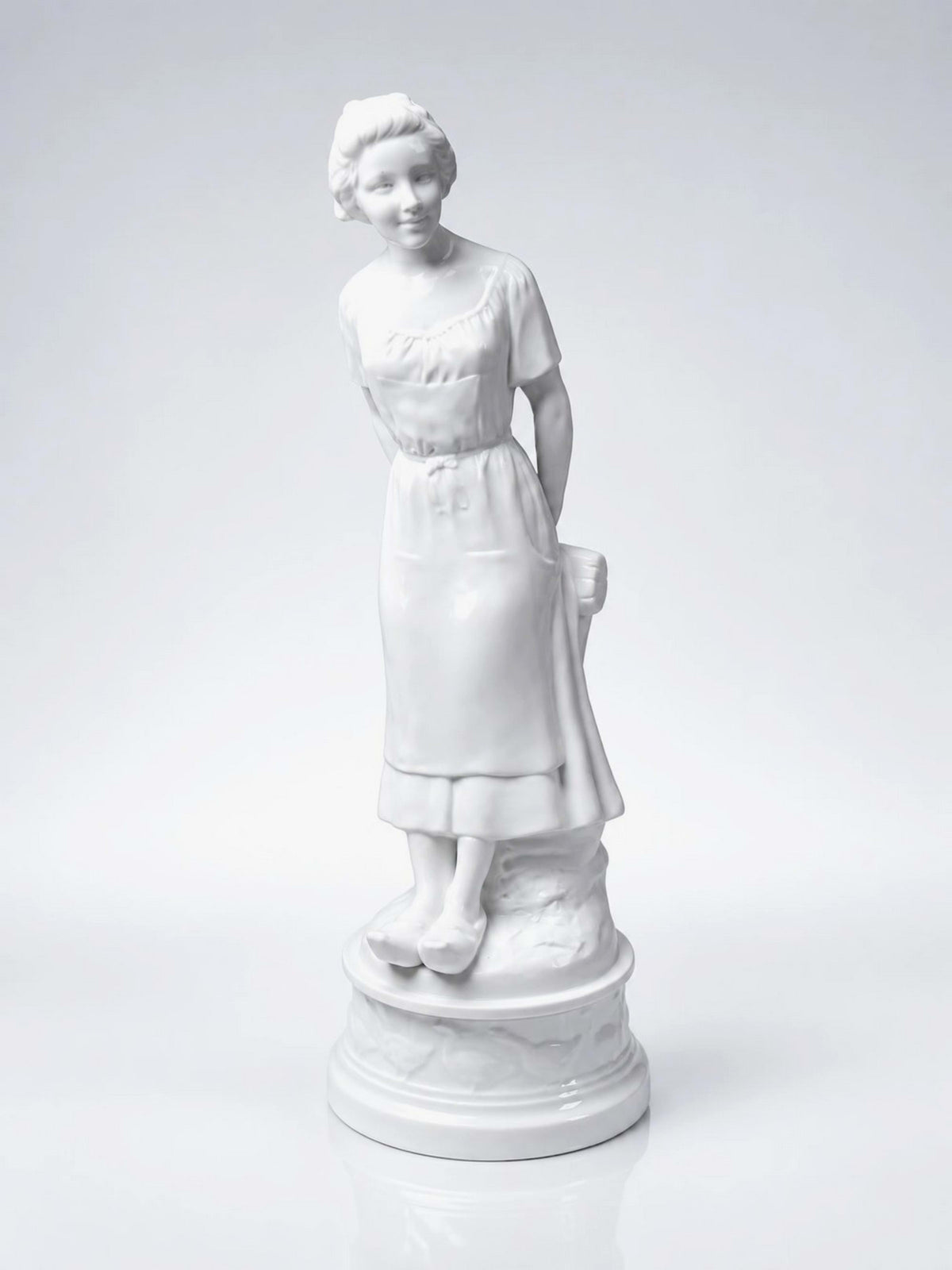 Vintage Statuette "Bäuerin" aus Biscuit-Porzellan von Limoges