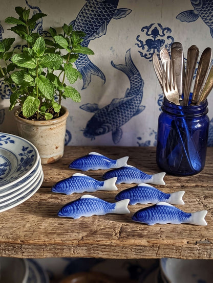 Set von 6 Porzellan-Messerbänkchen Koi-Karpfen, China