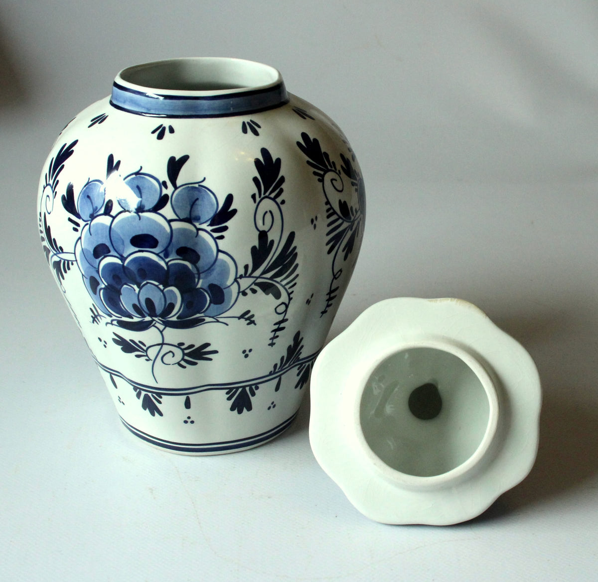 Set von 2 Vintage Vasen mit Deckel von Delft, handgemalt