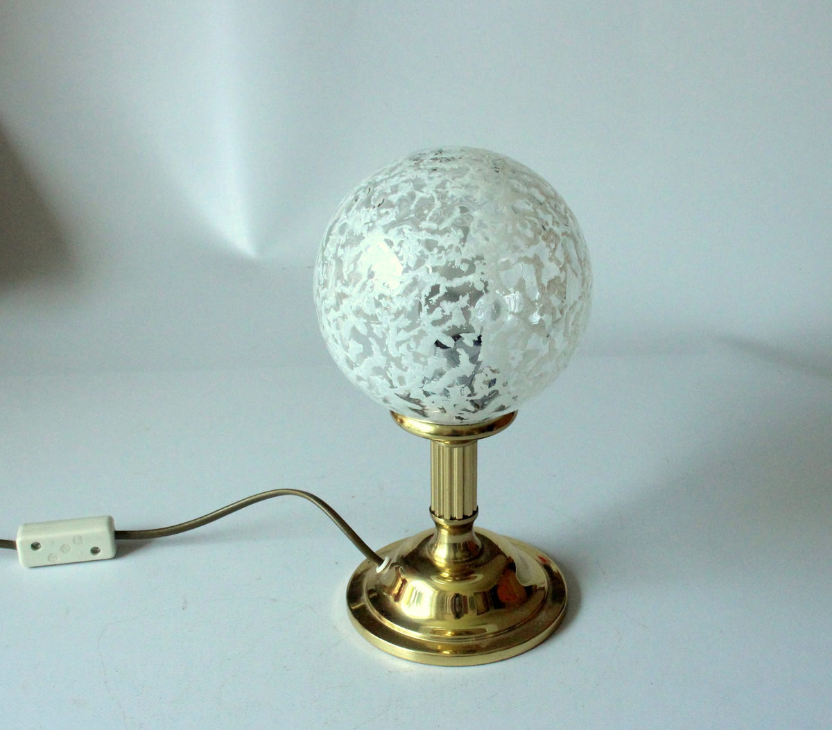 Vintage Tischlampe Messing und Milchglas, 70er Jahre