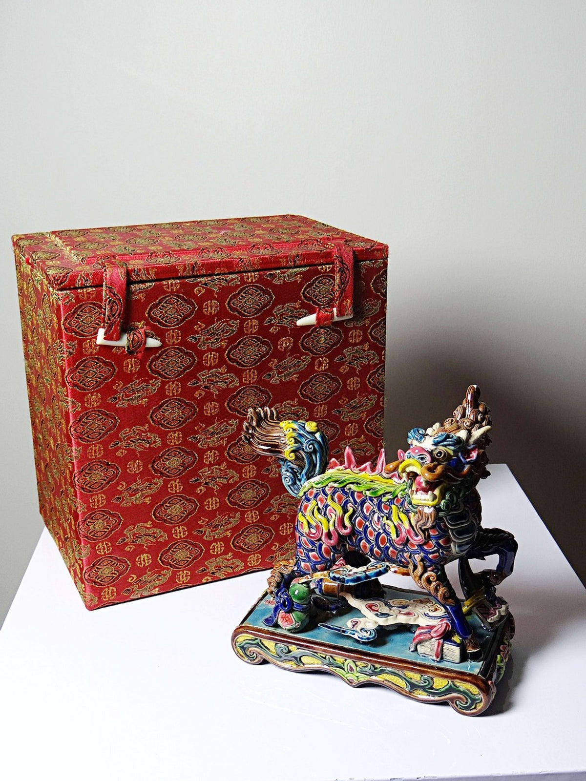 Chinesische Qilin Skulptur aus Keramik von Jiaozhi, polychrom emailliert