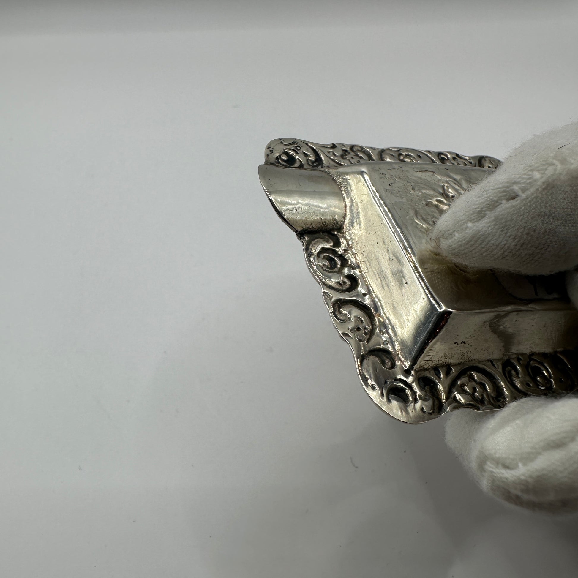 Rechteckiger Aschenbecher 800er Silber florales Relief klassische Ornamentik