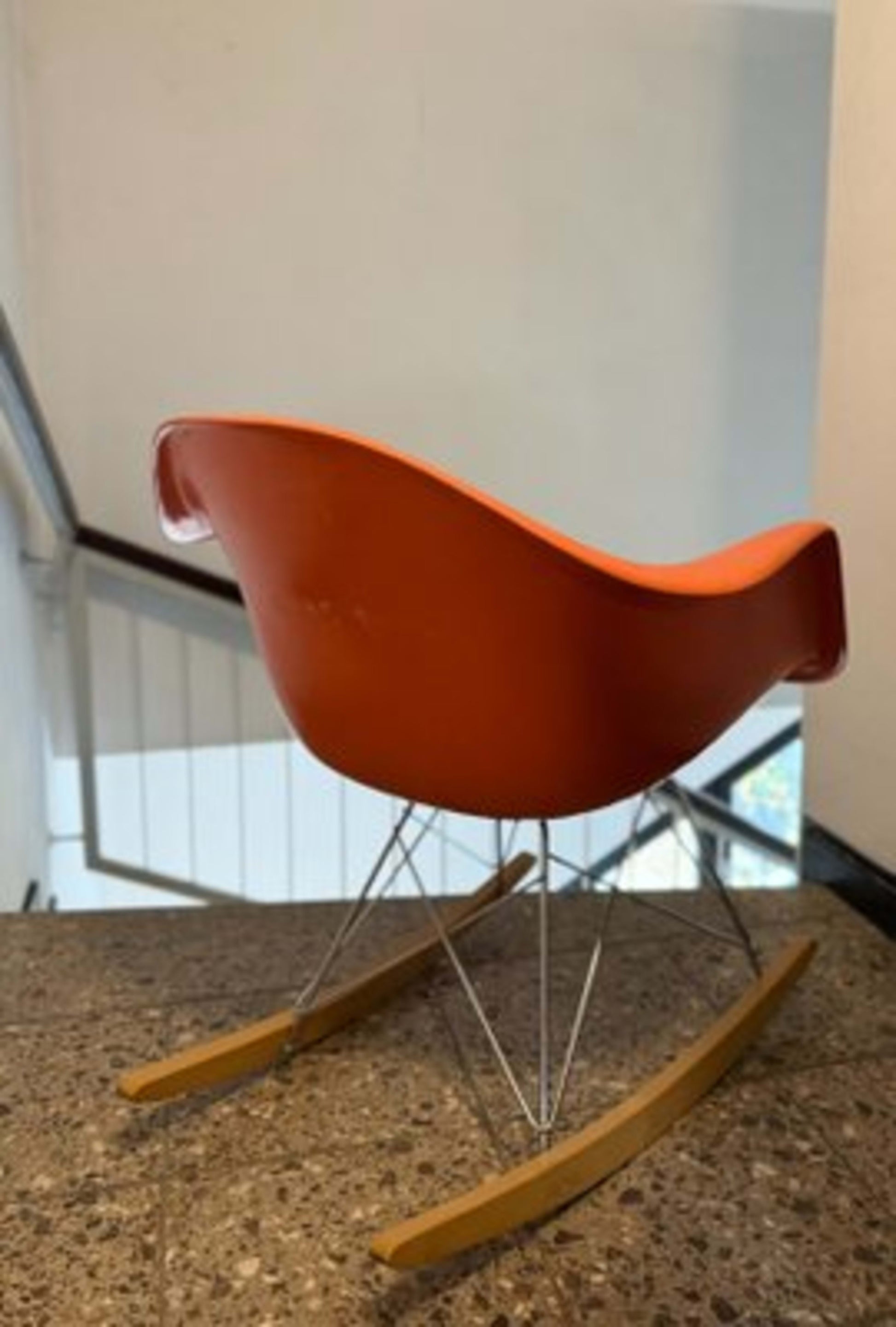 Vintage Schaukelstuhl RAR von Charles und Ray Eames für Herman Miller schwarz rot hellbraun