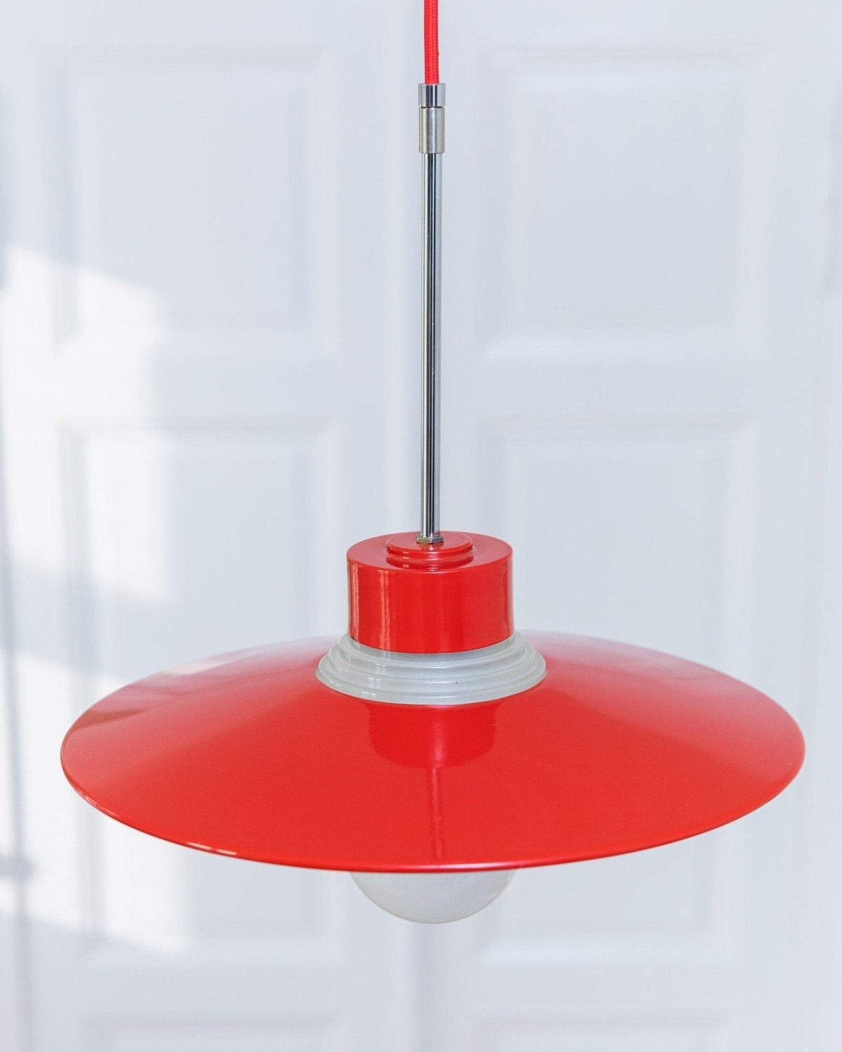 Plafonnier en métal et verre rouge design milieu du siècle années 1960