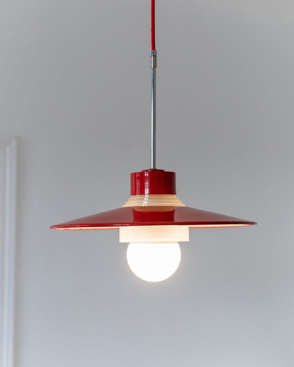 Plafonnier en métal et verre rouge design milieu du siècle années 1960