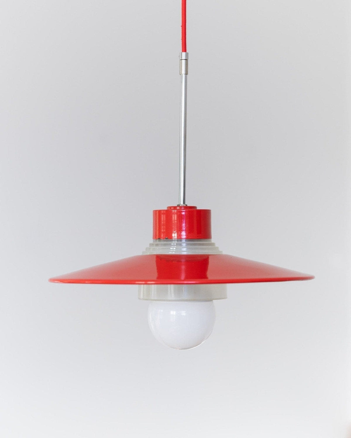 Plafonnier en métal et verre rouge design milieu du siècle années 1960