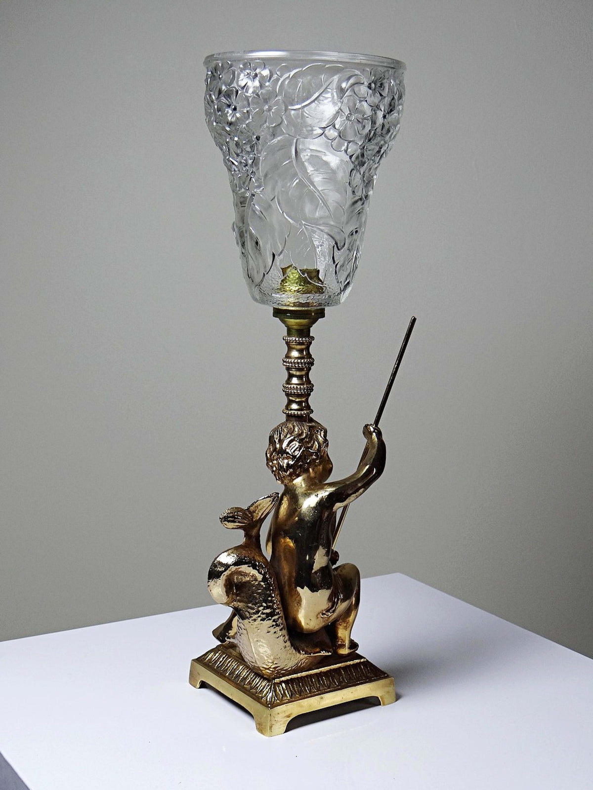 Vintage Tischlampe "Putto und Delfin" aus vergoldetem Metall, Art Deco