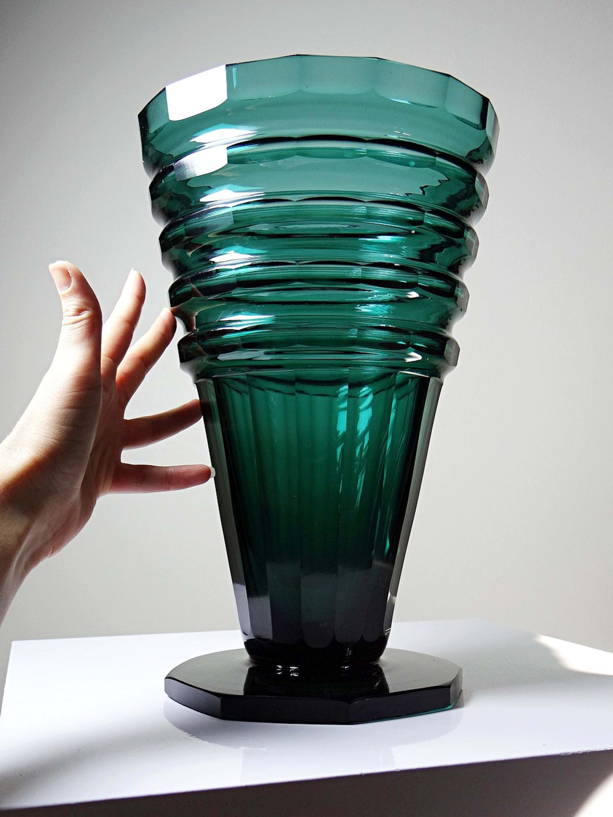 Antike Art Déco Kristallvase Smaragdgrün, Böhmen 1920-1930