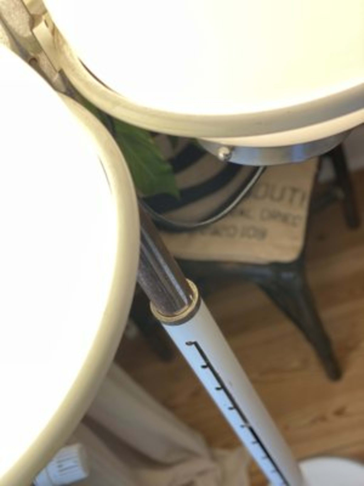 Vintage Stehlampe mit Kugelglas von Targetti Sankey für Targetti, Opalglas, weiß-silberfarben