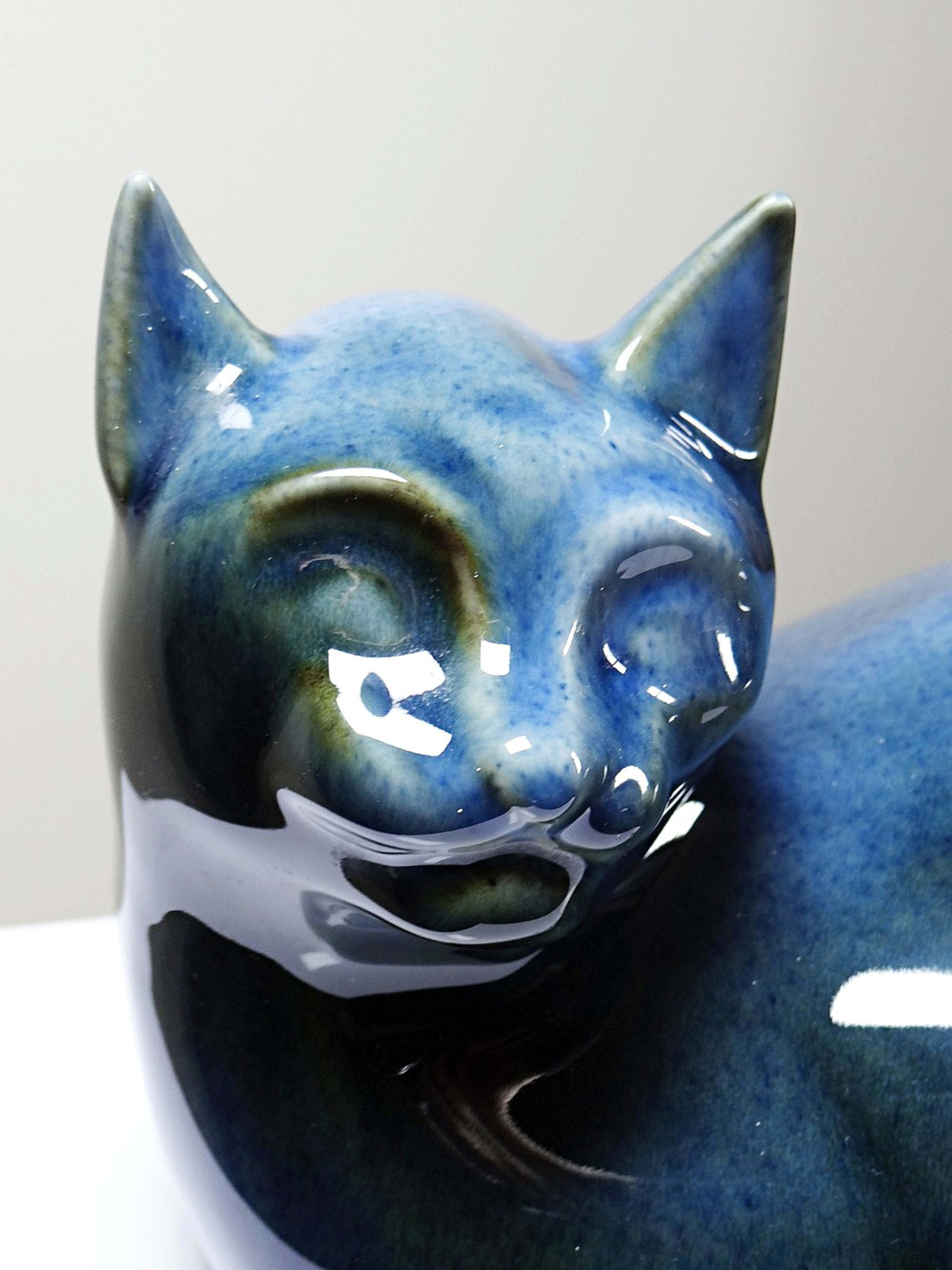 Vintage Skulptur "Liegende Katze" von Virebent, Porzellan Blau