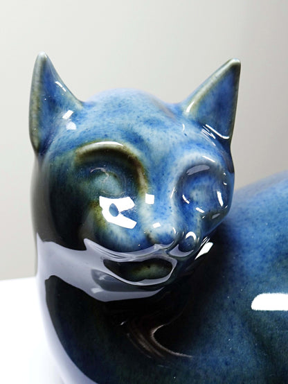 Vintage Skulptur "Liegende Katze" von Virebent, Porzellan Blau
