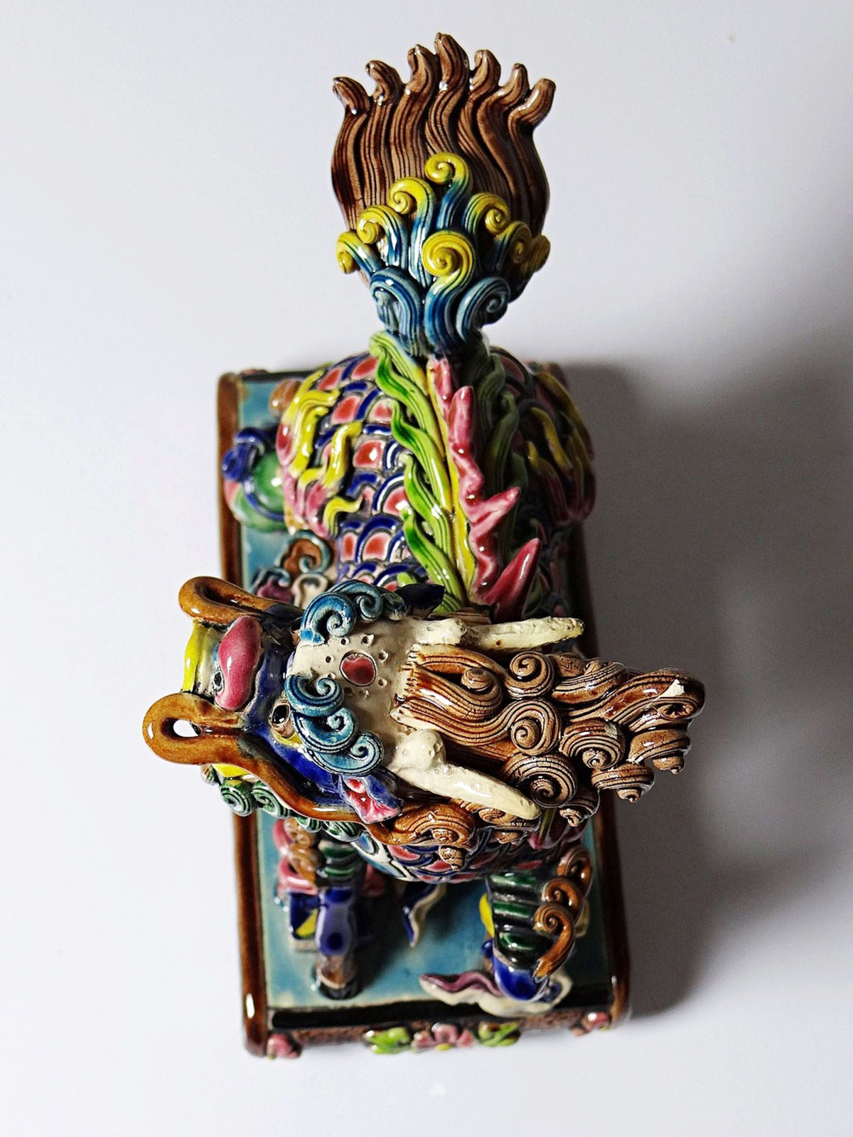 Chinesische Qilin Skulptur aus Keramik von Jiaozhi, polychrom emailliert