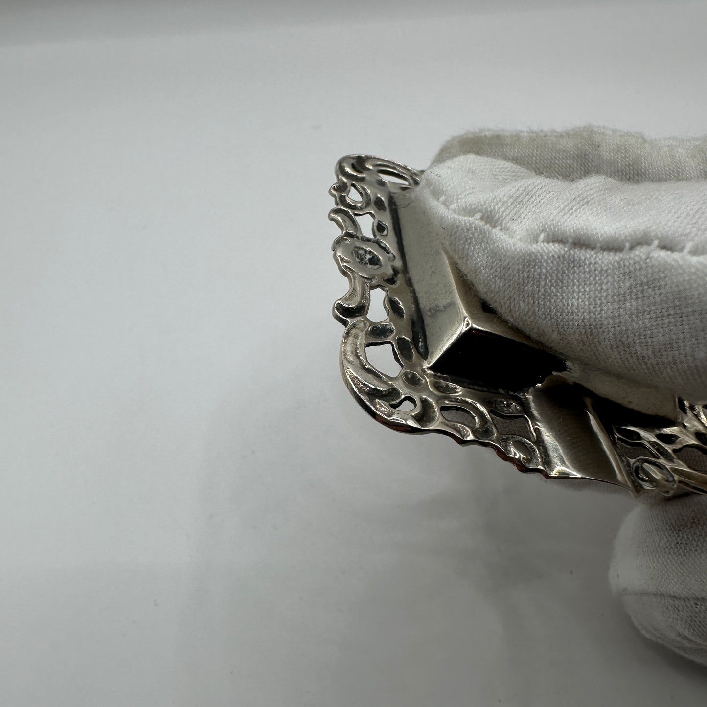 Quadratischer 800er Silber Aschenbecher durchbrochener Rand und florale Reliefarbeit