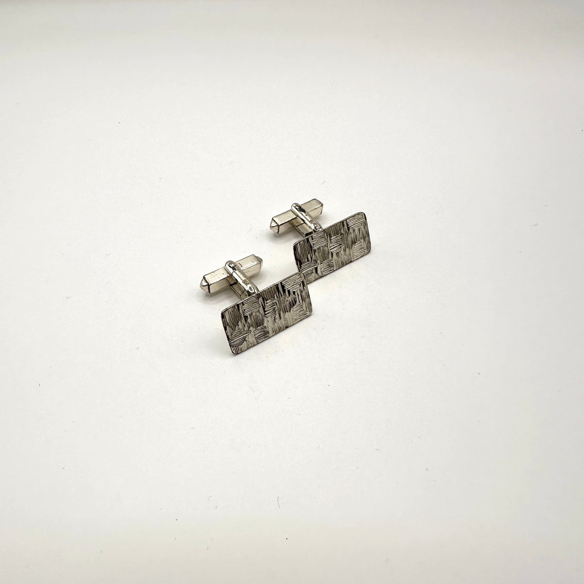 Rechteckige Manschettenknopf aus 835er Silber mit Kreuzschliff-Muster