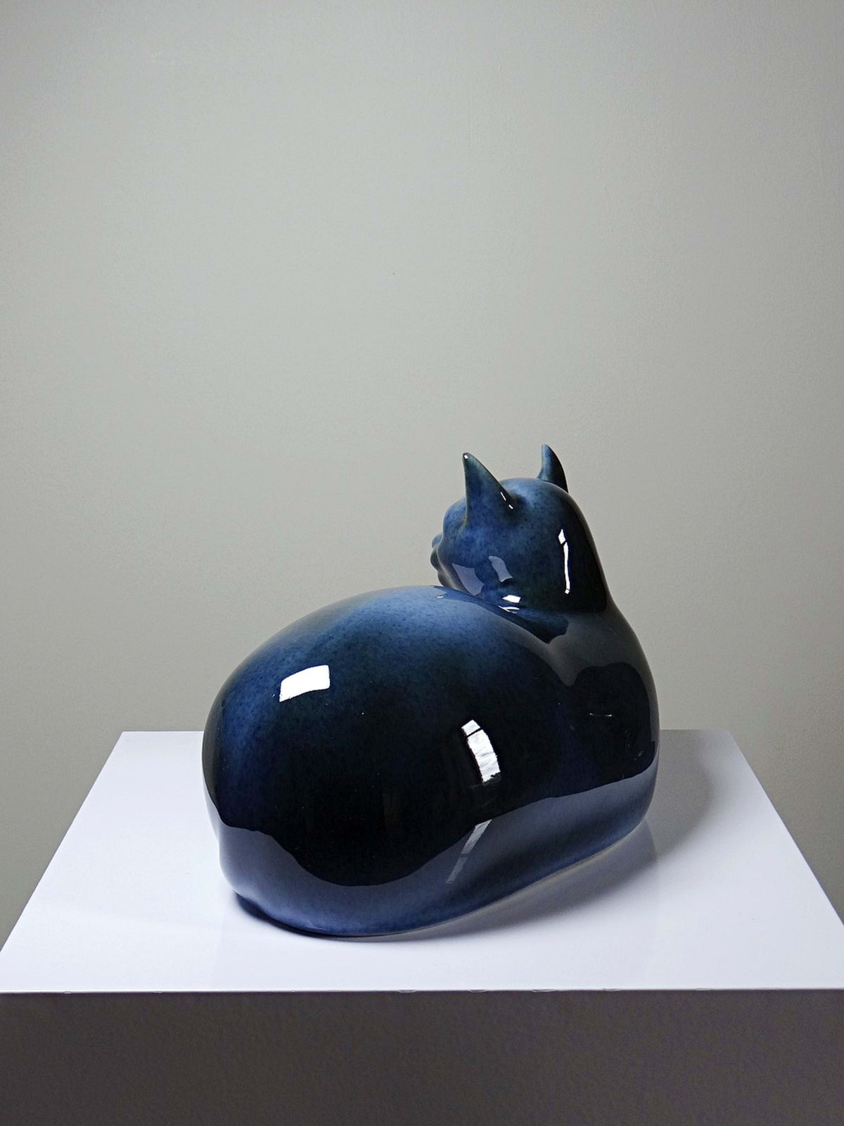 Vintage Skulptur "Liegende Katze" von Virebent, Porzellan Blau