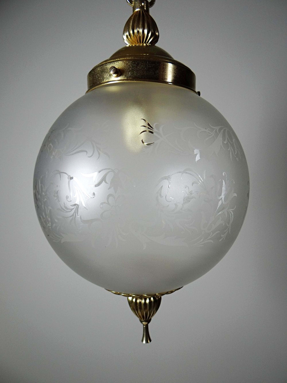Vintage Hängeleuchte Milchglas Globe Hollywood Regency, vergoldetes Metall