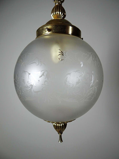 Vintage Hängeleuchte Milchglas Globe Hollywood Regency, vergoldetes Metall