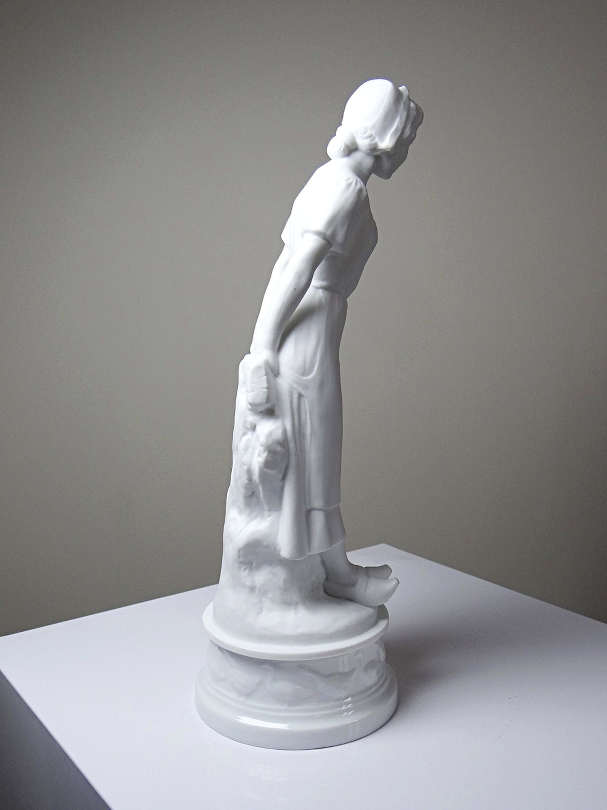 Vintage Statuette "Bäuerin" aus Biscuit-Porzellan von Limoges