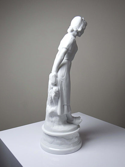 Vintage Statuette "Bäuerin" aus Biscuit-Porzellan von Limoges