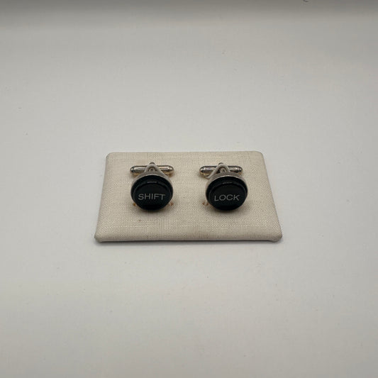 Vintage Manschettenknopf „SHIFT / LOCK“ von unbekannt für unbekannt mit Schreibmaschinen-Tasten