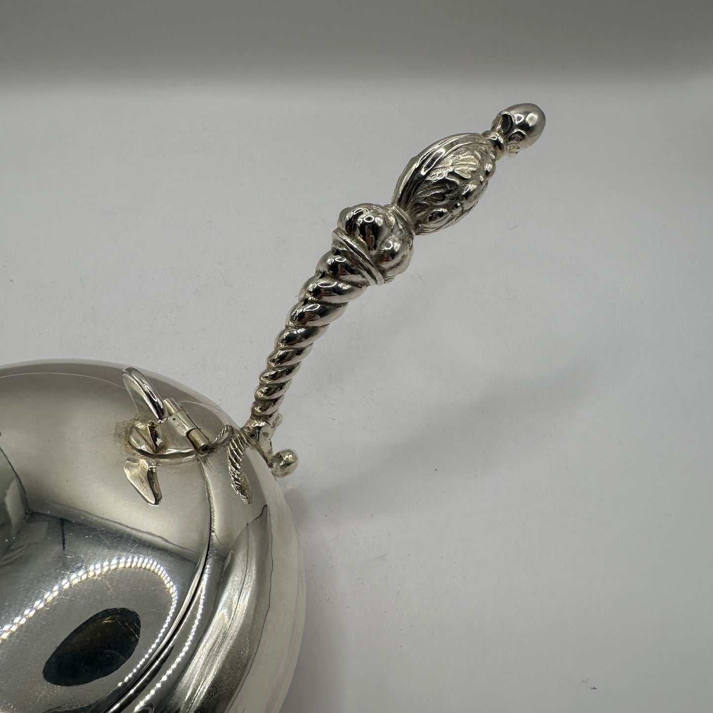 Vintage Silberdose von E.A.R. Frankreich mit ornamentiertem Griff, seltenes Sammlerstück