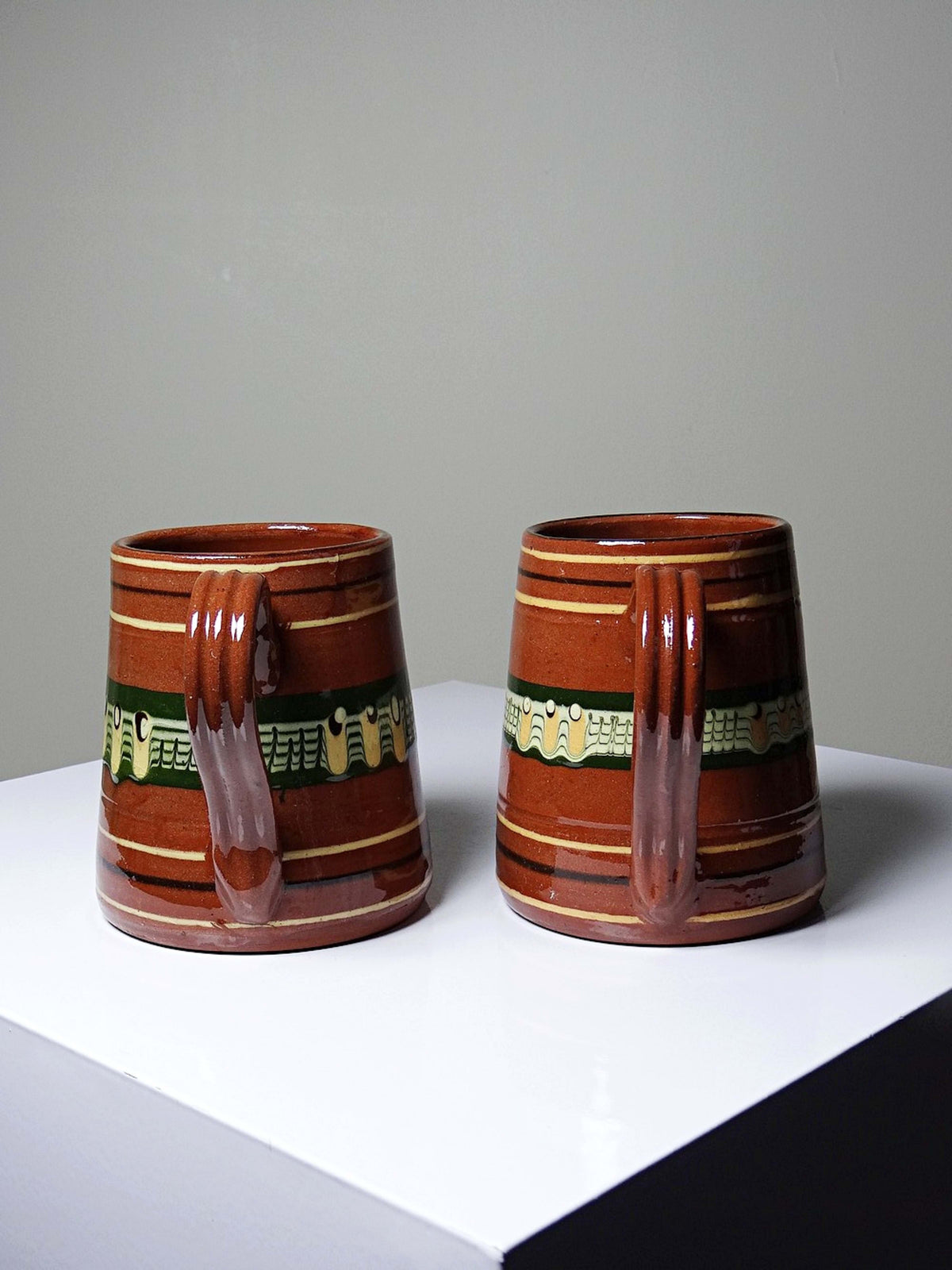Set von 2 Vintage Keramikkrüge Troyan, Bulgarien