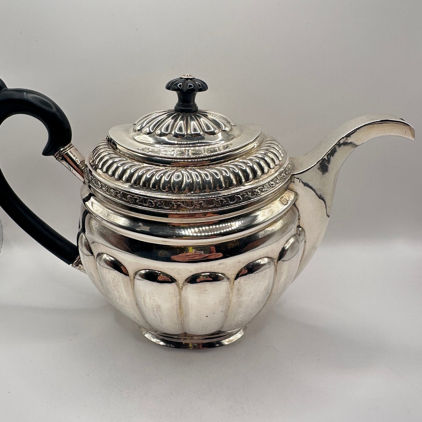 Vintage Teekanne von HA London mit Holzgriff, punziert, reich verziert, englisch