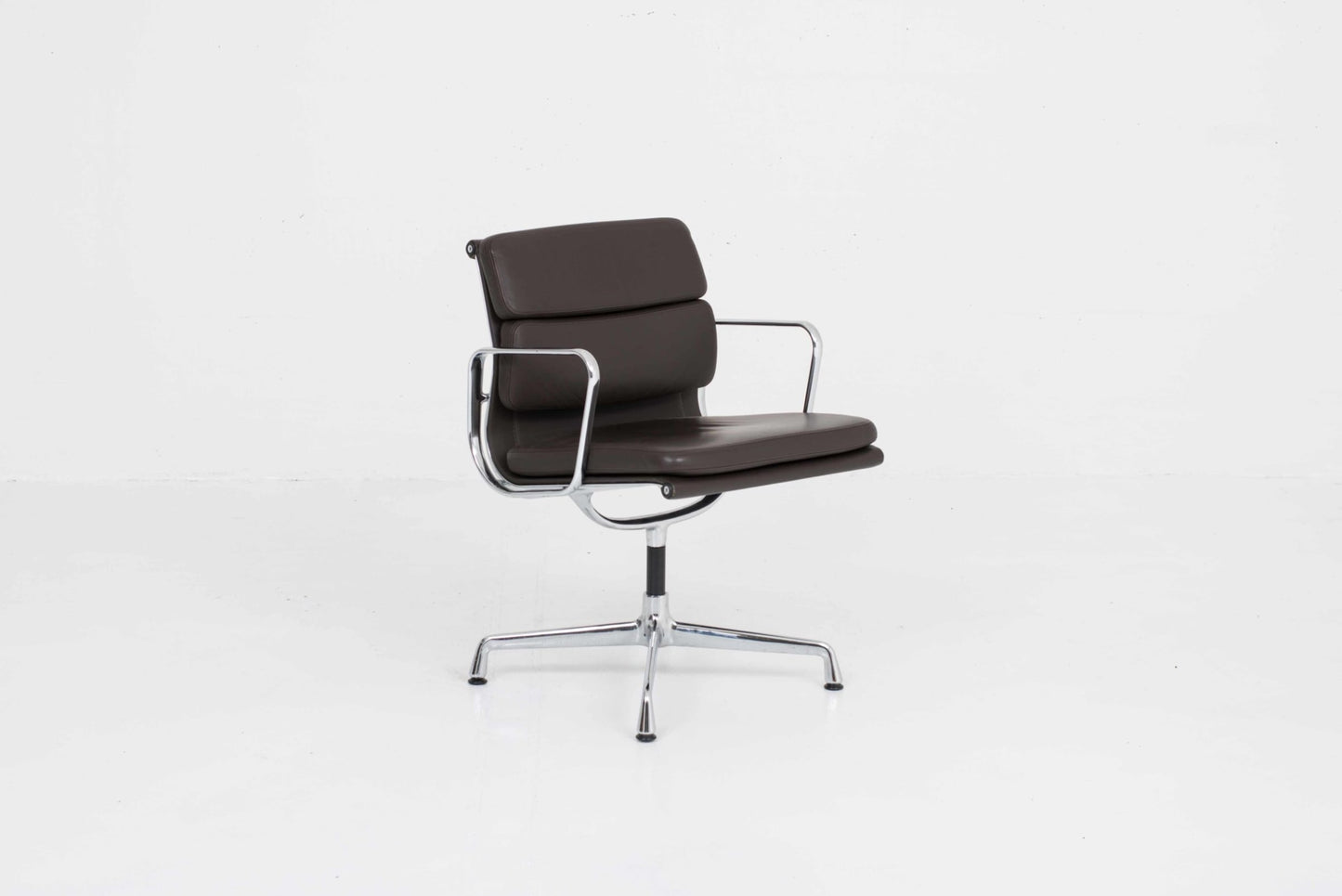 Vintage Bürostuhl EA 217 Soft Pad von Charles und Ray Eames für Vitra dunkelbraunes Leder