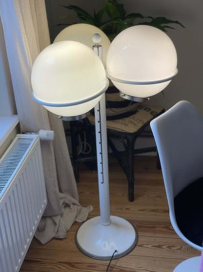 Vintage Stehlampe mit Kugelglas von Targetti Sankey für Targetti, Opalglas, weiß-silberfarben