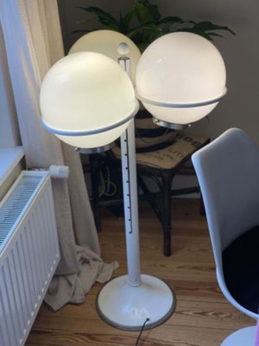 Vintage Stehlampe mit Kugelglas von Targetti Sankey für Targetti, Opalglas, weiß-silberfarben