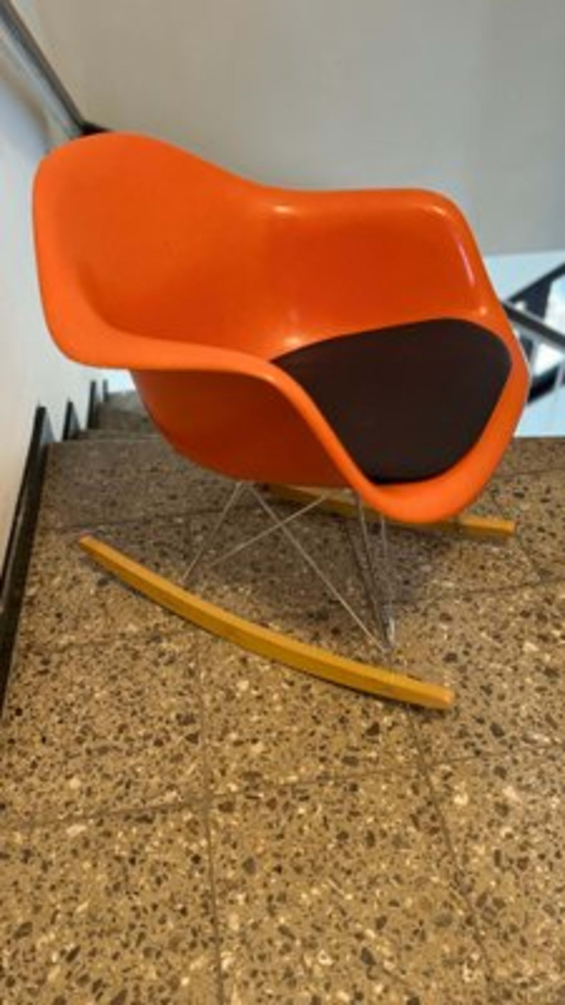 Vintage Schaukelstuhl RAR von Charles und Ray Eames für Herman Miller schwarz rot hellbraun